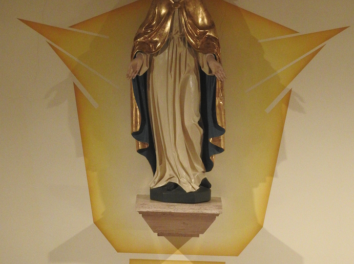 Statue der Mutter Gottes über dem Altartisch