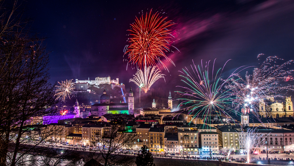 Salzburg Silvester Feuerwerk / G. Breitegger Blick vom Kapuzinerberg auf Feuerwerk von der Festung.