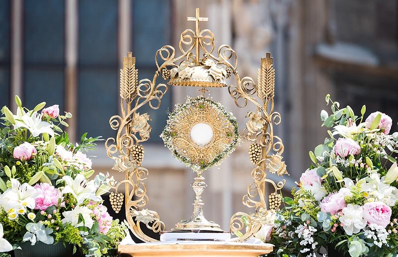 Tobias Bosina, CC BY-NC 2.0, „Monstranz“ auf Flickr Jesus, das Licht, das uns anstrahlt.